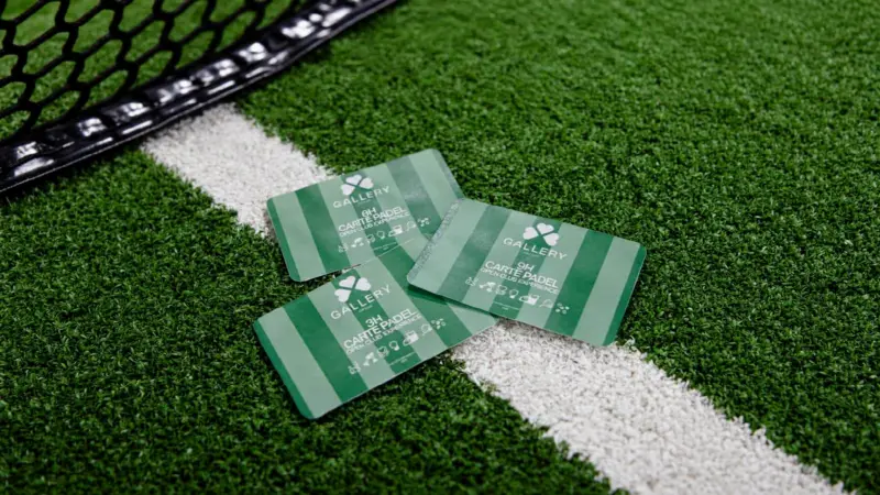 Cartes cadeaux Gallery République posées sur un terrain de padel